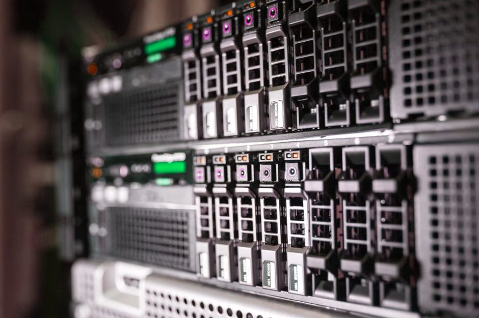 Gros plan d'équipements serveurs dans un datacenter.