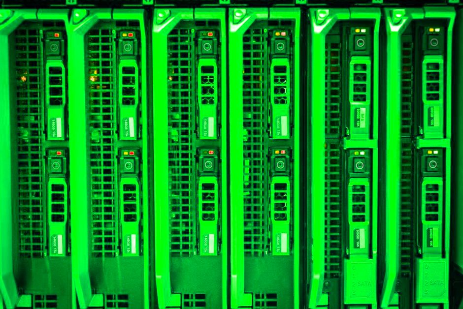 Baies serveurs éclairées dans un datacenter.