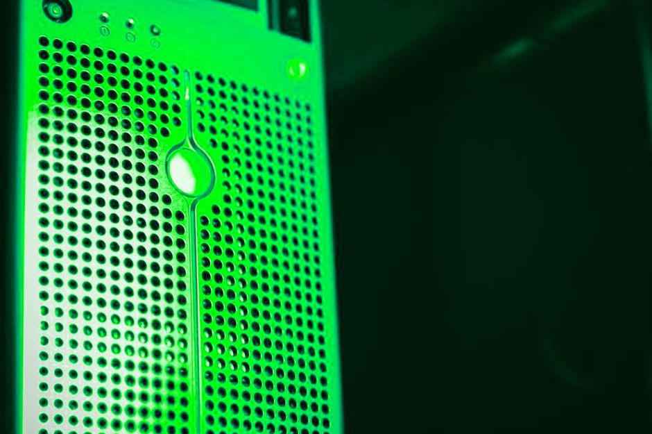 Baie serveur éclairée en bleu dans un datacenter sécurisé.