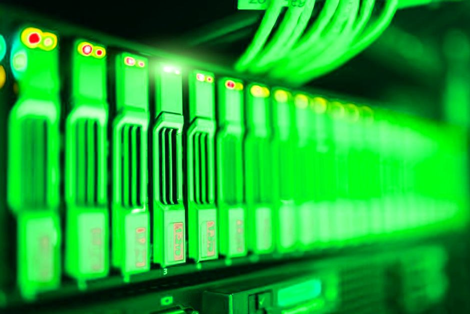 Baie serveur aux voyants allumés dans un datacenter.